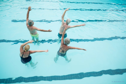 Reha! Verbessern Sie spielerisch die körperliche Fitness. Hier erlernen Sie unterschiedliche Fitness-Übungen in einer netten Gruppe. Dafür eignet sich Bewegung im Wasser sehr gut.