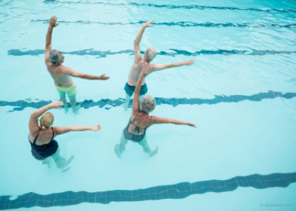 Reha! Verbessern Sie spielerisch die körperliche Fitness. Hier erlernen Sie unterschiedliche Fitness-Übungen in einer netten Gruppe. Dafür eignet sich Bewegung im Wasser sehr gut.